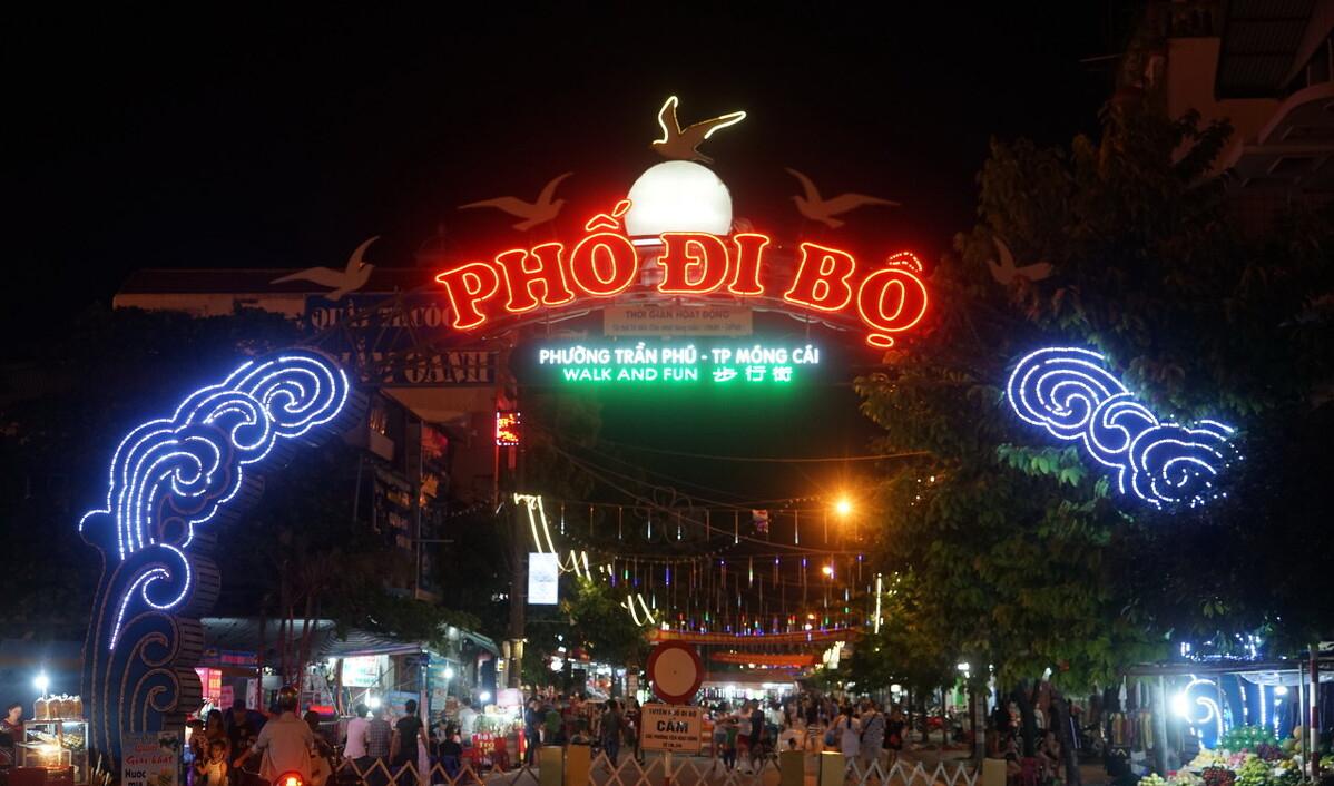 芒街“奇特”景象，很多人在街头摆钱卖？当地人：为方便中国游客