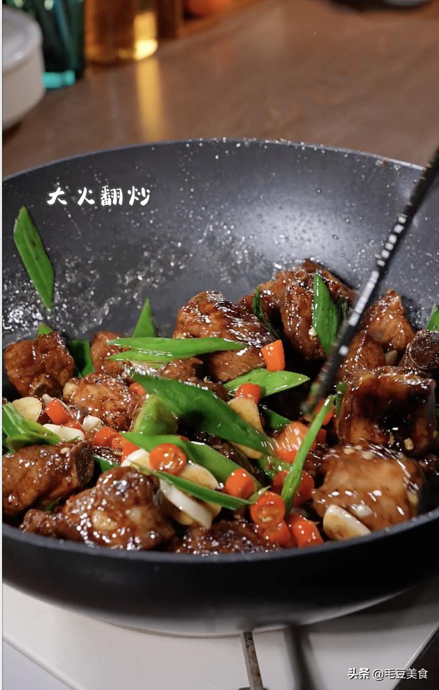 是时候安排顿肉肉吃了，生炒排骨给孩子加餐营养健康