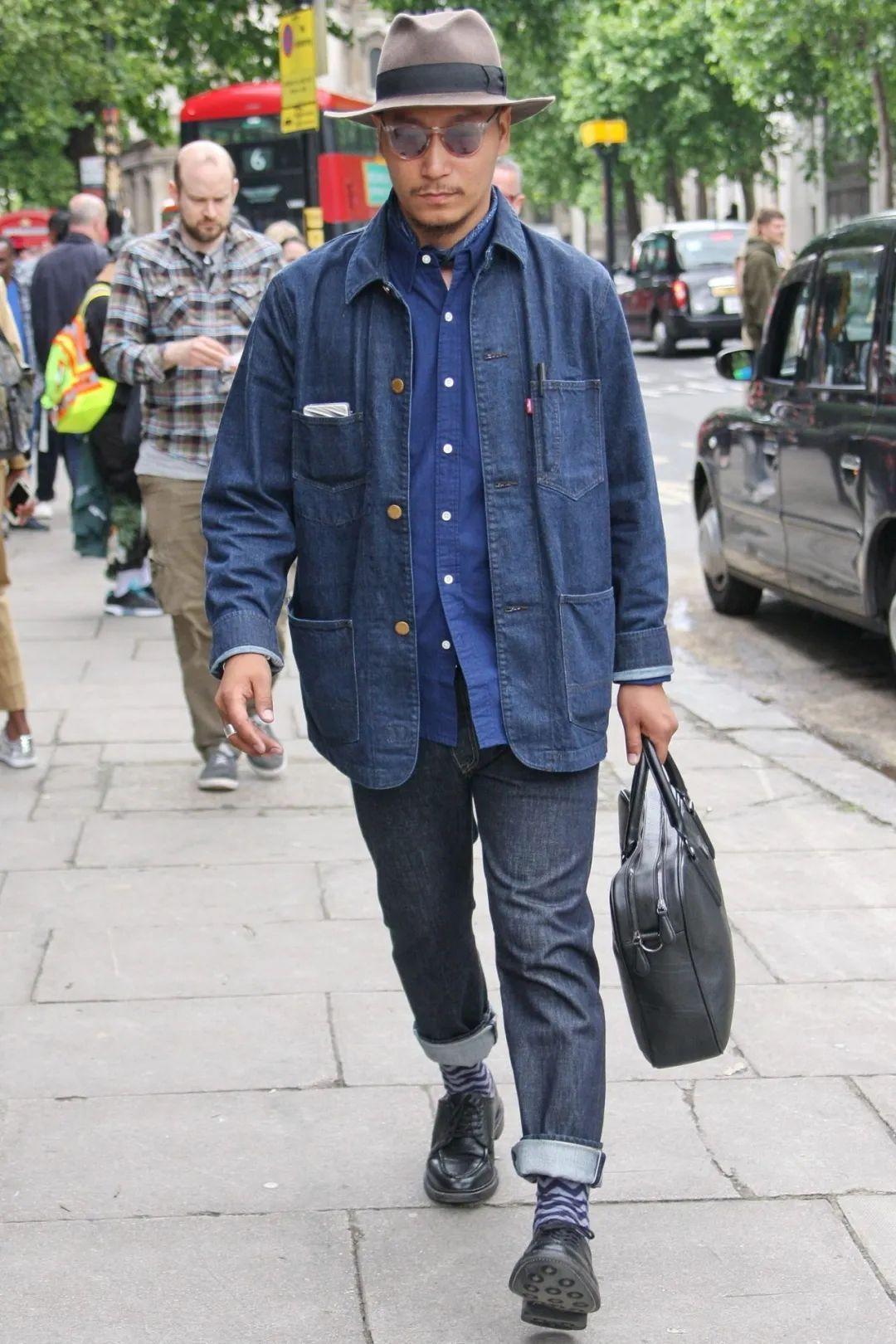 男人上了年纪：一定要多穿这4种“男神色”，气质拉满，年轻10岁