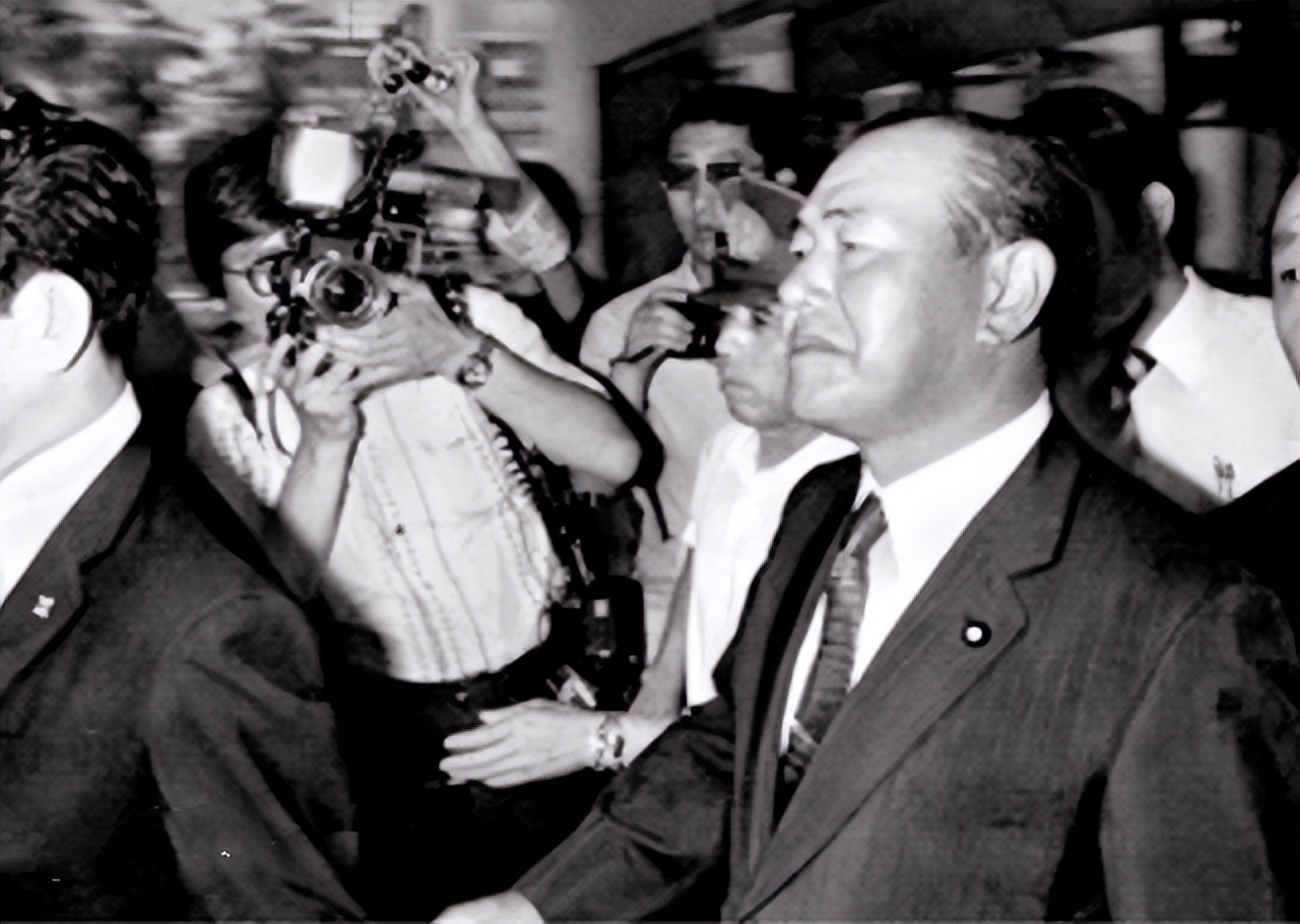 “日本*小平邓**”金丸*访信**华,请求姬鹏飞:见不到邓公,我不好交待