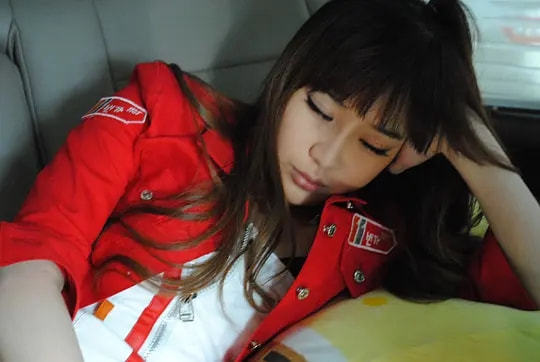 她曾比Lisa还火爆，却因服用“禁药”被*制抵**，如今宛如“充气人”