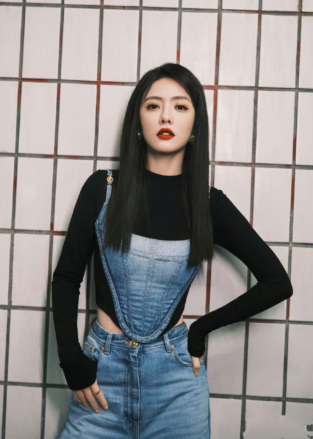 蔡文静复古衣服,蔡文静红格子外套