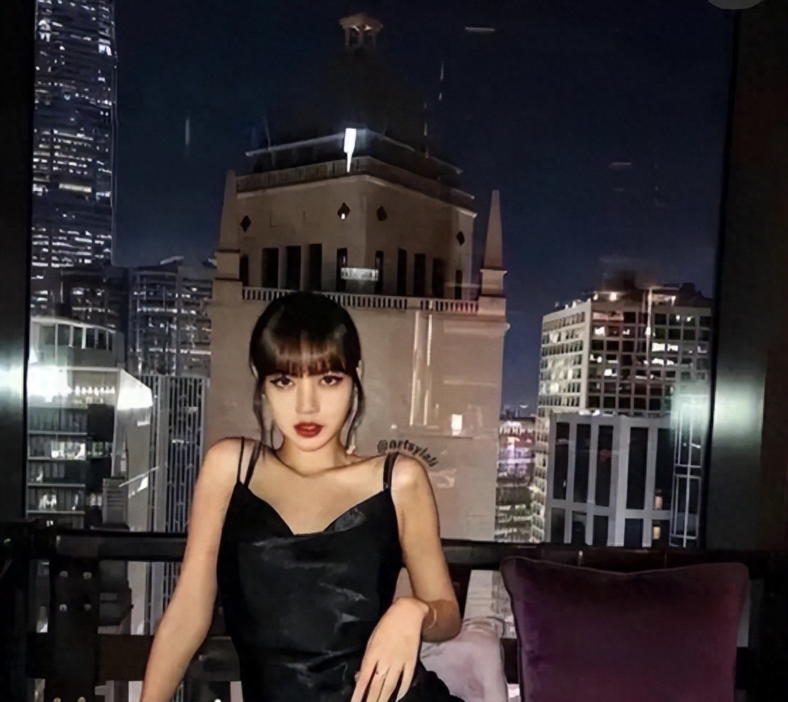 Lisa全裸参加“脱衣舞”,回应态度嚣张,讽刺网友没钱不被邀请!