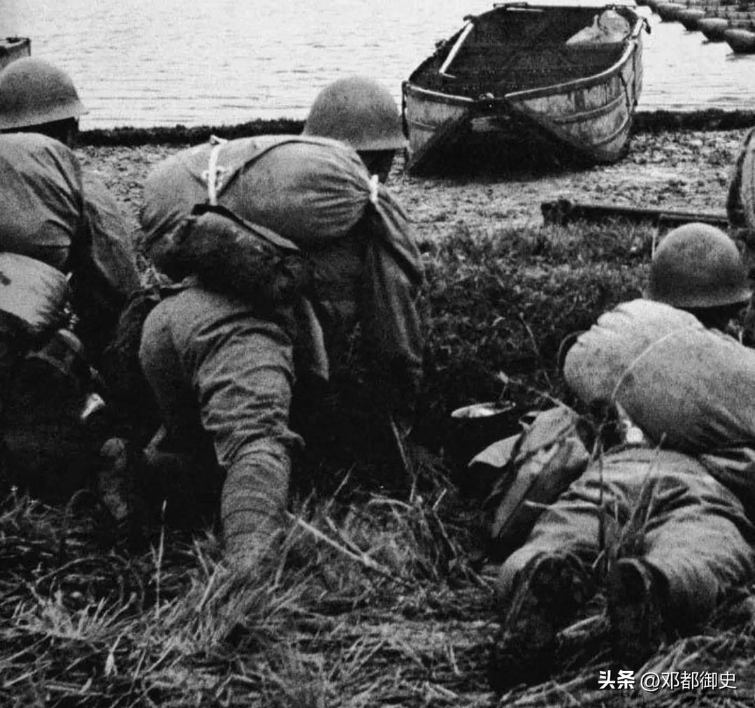 日本兵兽行:将老人绑在树上练习刺杀，撤退时拉响*雷手**扔给小孩