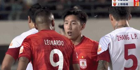 海港一骑绝尘！门柱连阻武球王莱昂纳多被队友推搡回泰山吧不受气