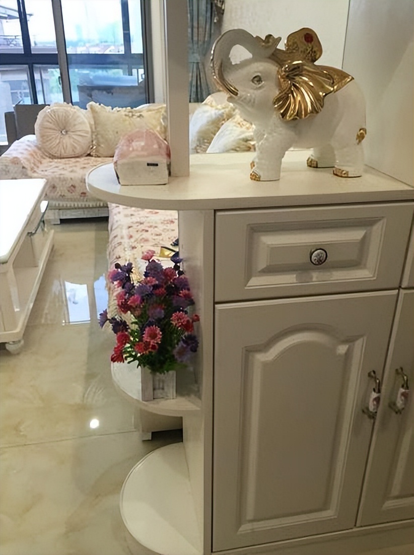 新房装修完毕,120平花了25万,客厅却被小姑子的十字绣毁了