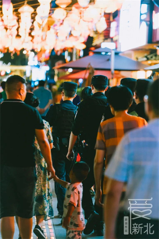 仲夏夜,逛“井井有条街·青年创业集市”,有生活有晚风也有故事……