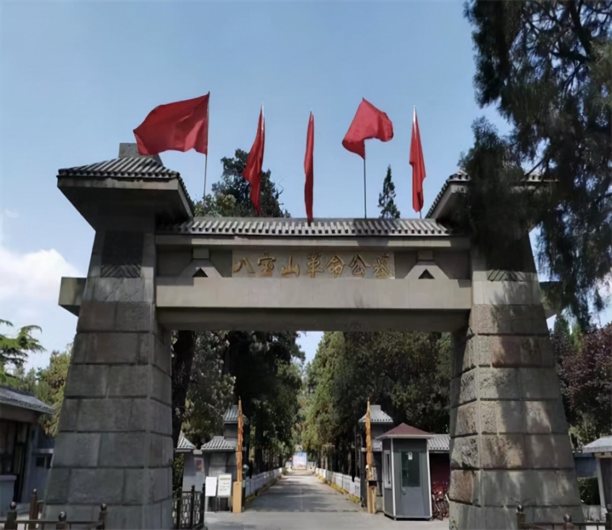 八宝山革命公墓一号与八十一号,八宝山革命公墓一号墓主人是谁