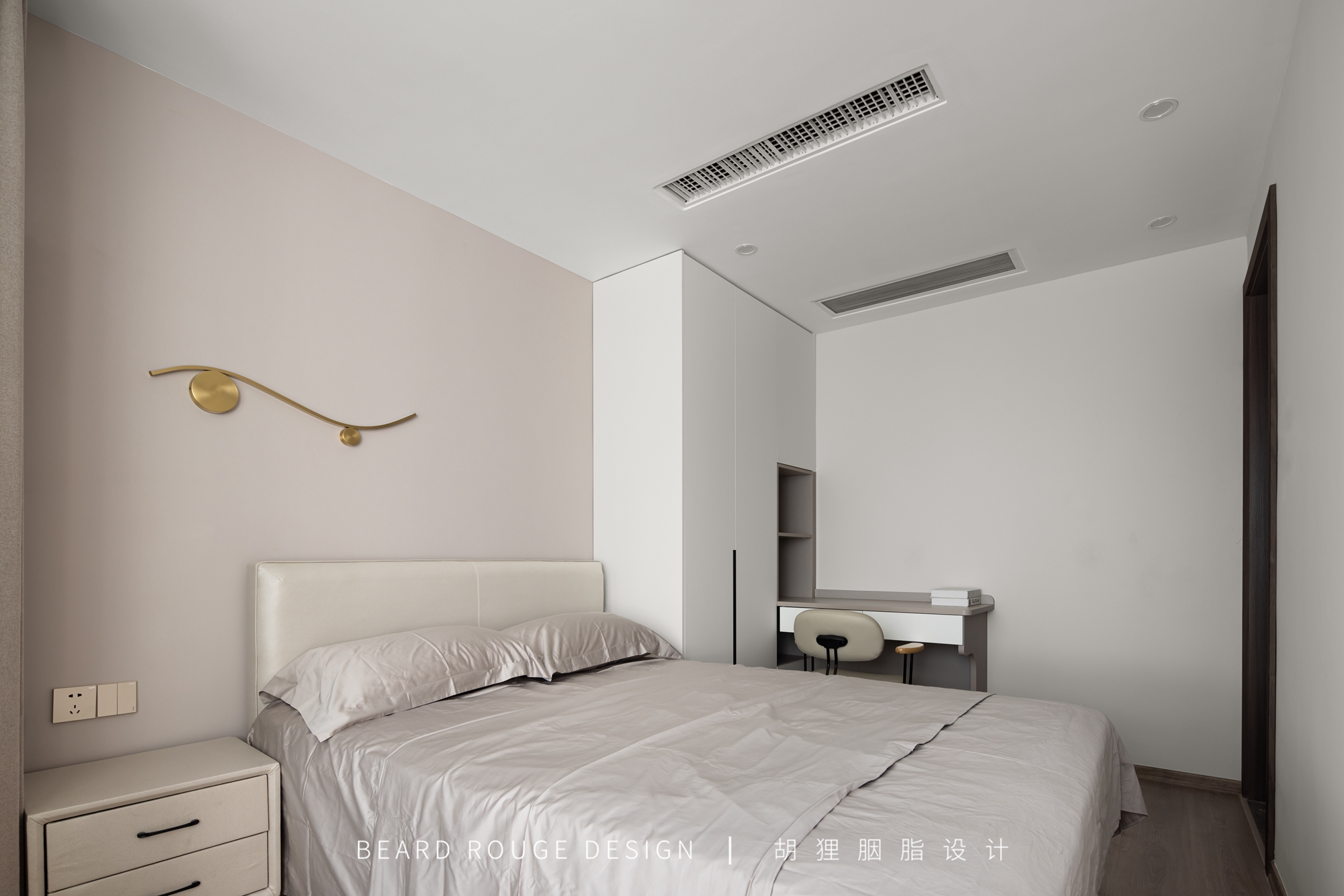 太平鸟克莱因蓝撞色羽绒服女,克莱因蓝撞色卫衣女