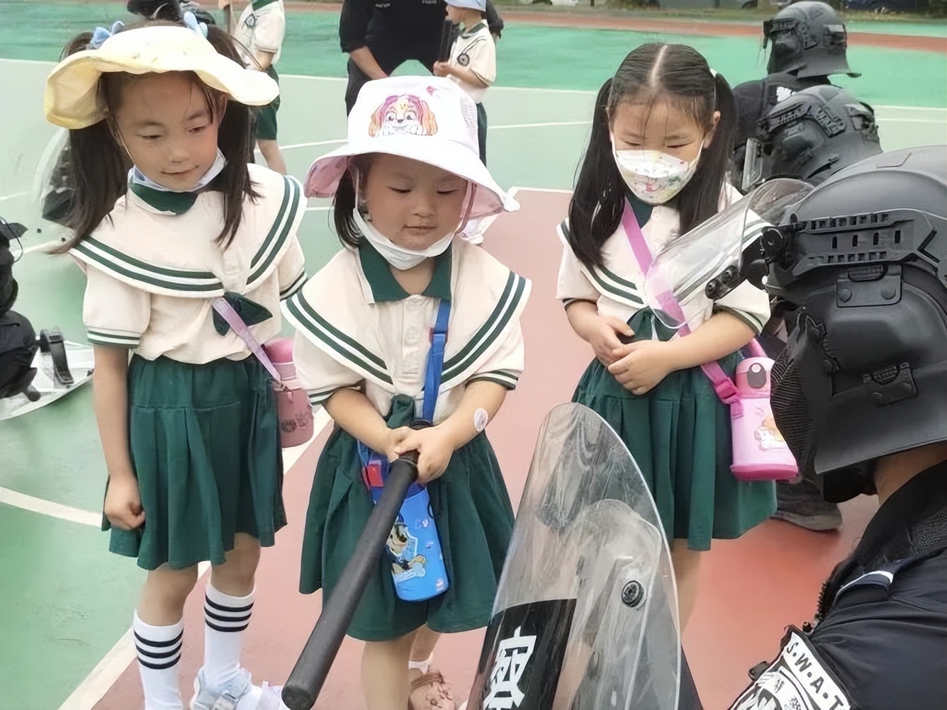 小萌娃应邀进警营警彩体验零距离,警彩少年平安校园