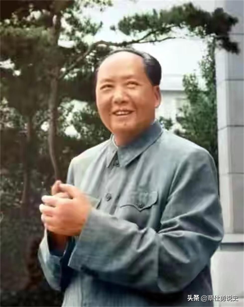 1952年，毛主席游曲阜孔庙，问同游的*世友许**等人：孔子姓什么？