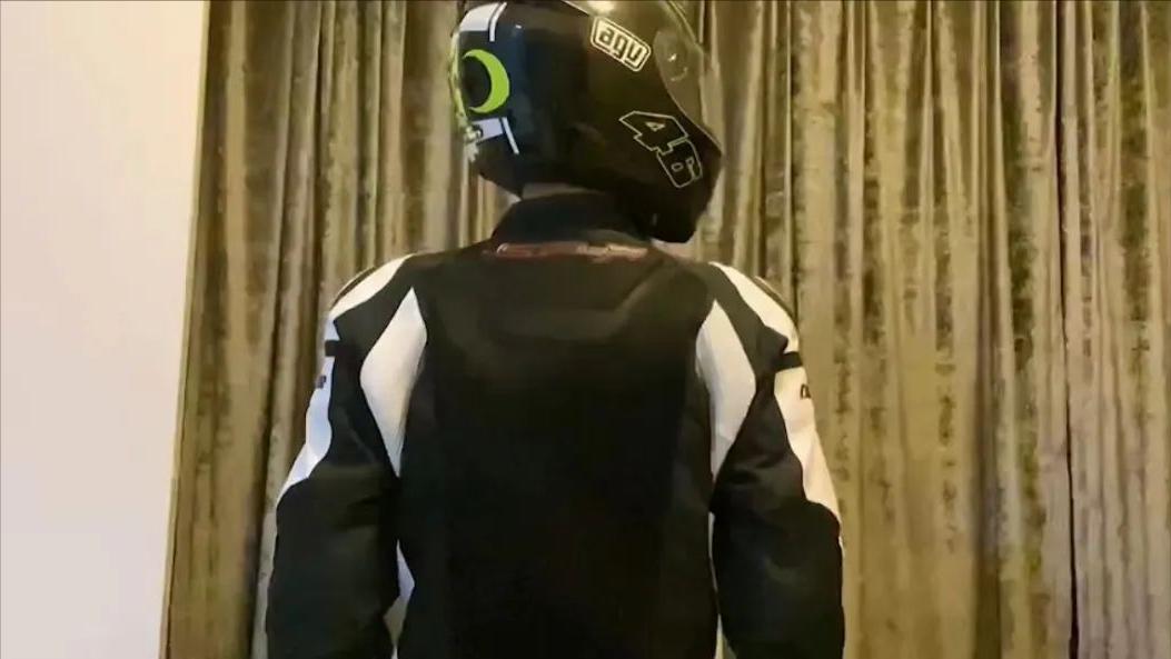 关于女孩25岁父母不让谈恋爱,女孩20岁谈恋爱被父母知道怎么办