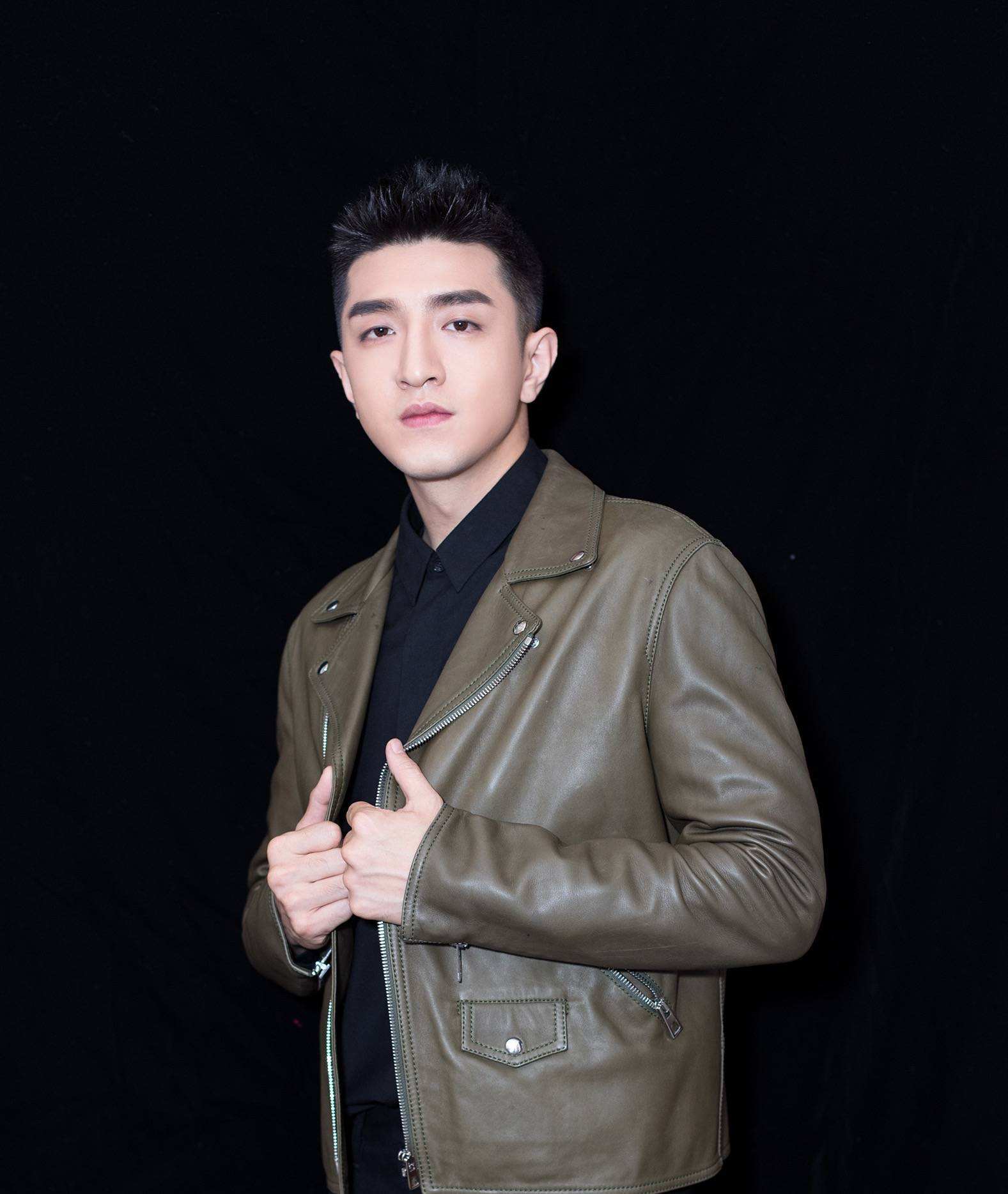 明明很帅自己却觉得很丑,明明很帅却打扮很丑