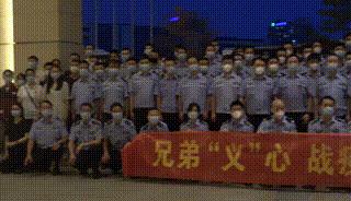 疫情当前警察不退坚守战疫一线,疫情不退警察不退用行动守护群众