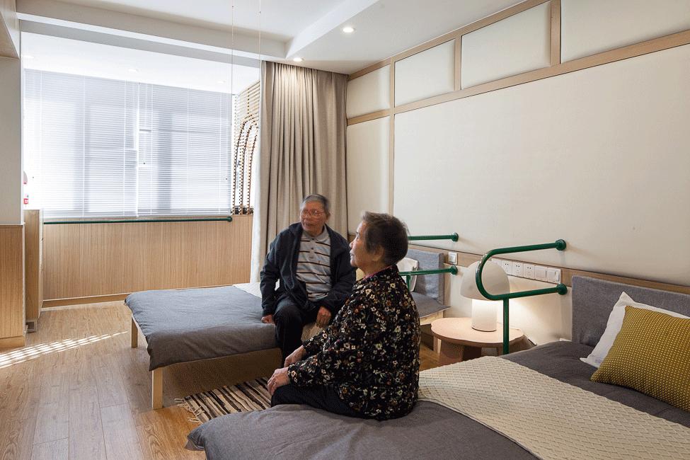 家里老人摔倒该怎么办,家里老人跌倒了买什么东西比较好