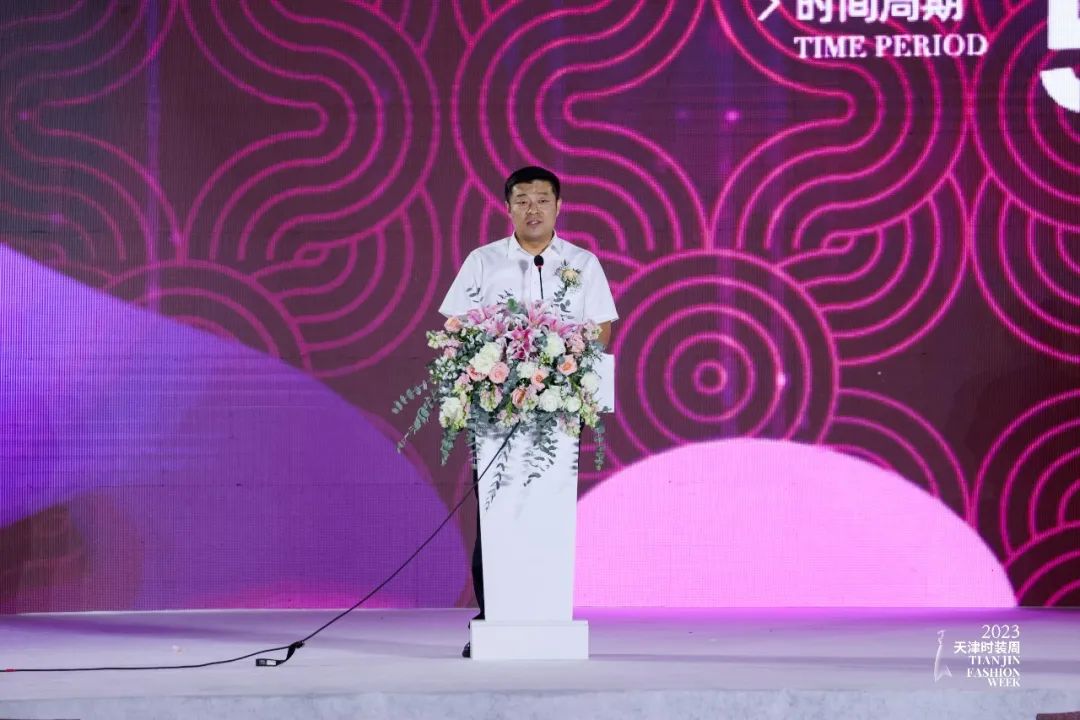 皮尔卡丹把时尚带入中国,皮尔卡丹中国服装展