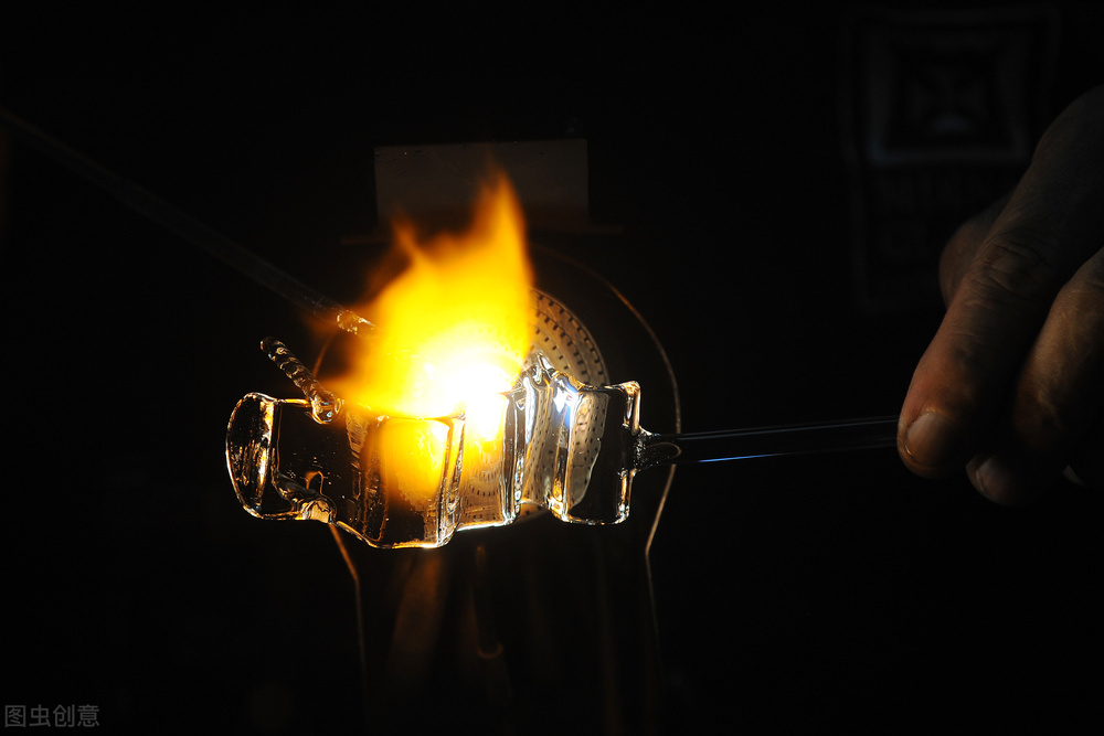 玻璃是什么时期发明的材料,玻璃的产生发展过程