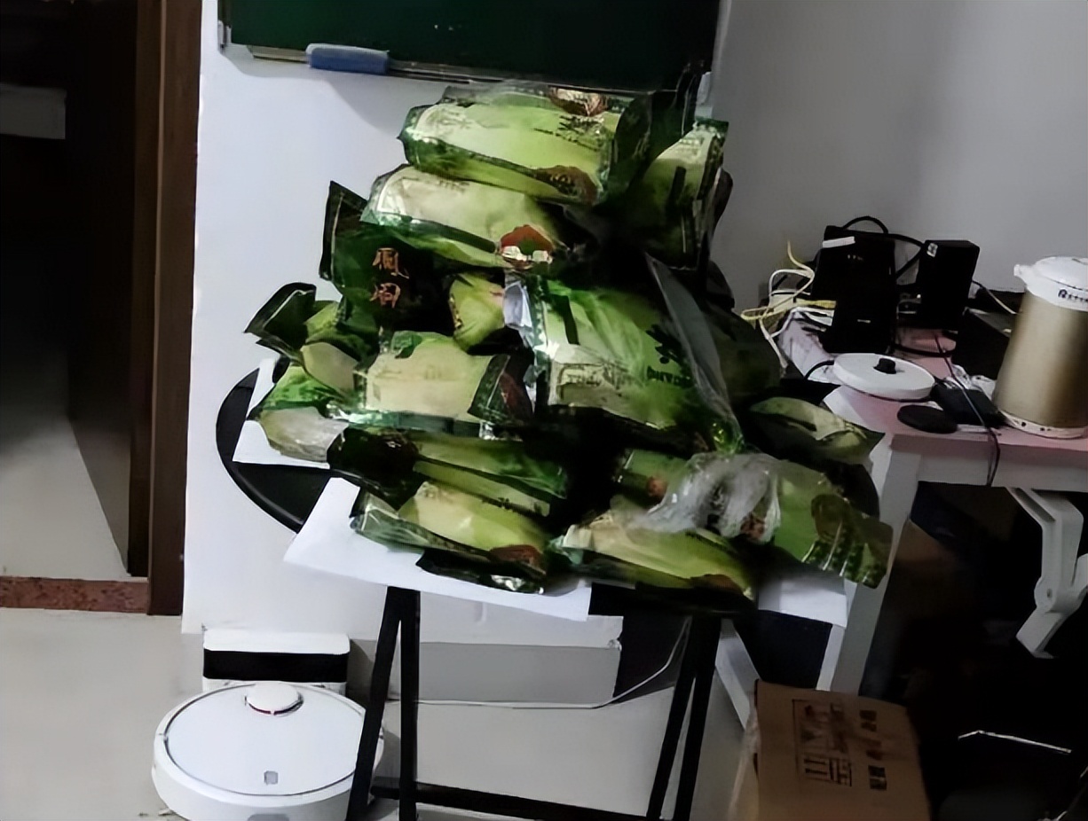 租客换灯泡报警,厦门租客换灯泡发现毒品