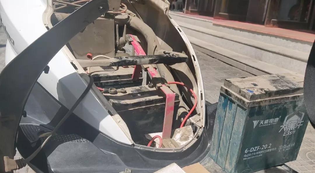 电动车转电门就掉两格电,电动车加电门就掉电松开又恢复