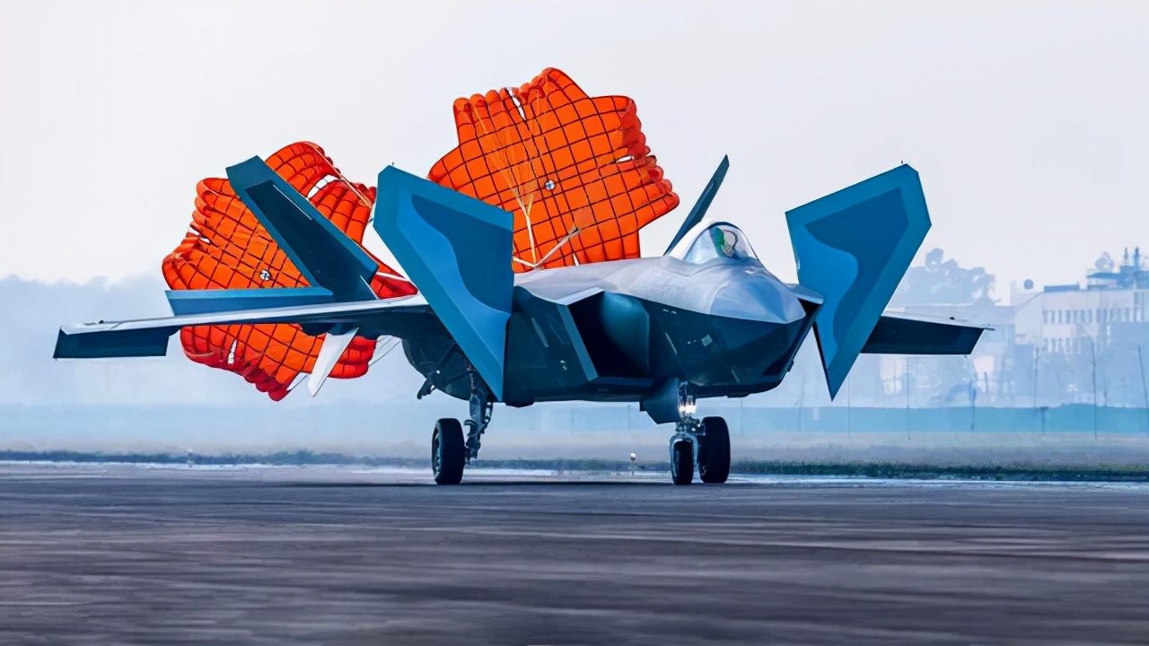 歼20与f22f35的五代机空战怎么打,歼20和f22是否能被预警机发现