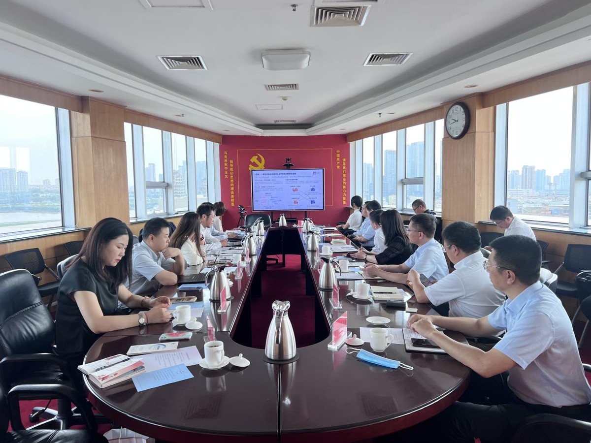 匠新、大宇宙等企业考察团一行走进青岛西海岸新区