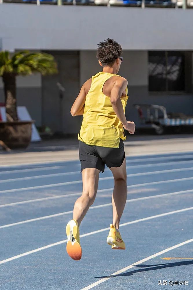 飞影pb3.0和飞影plaid有啥区别,中乔飞影pb3跑鞋