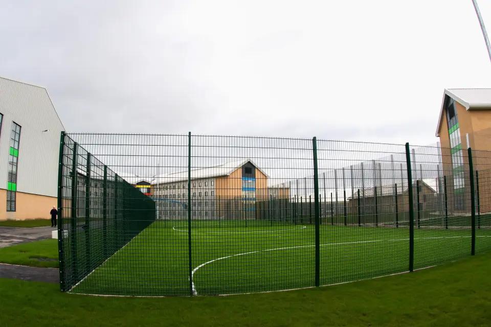 英国狱囚与狱警接吻,英国一女狱警爱上囚犯