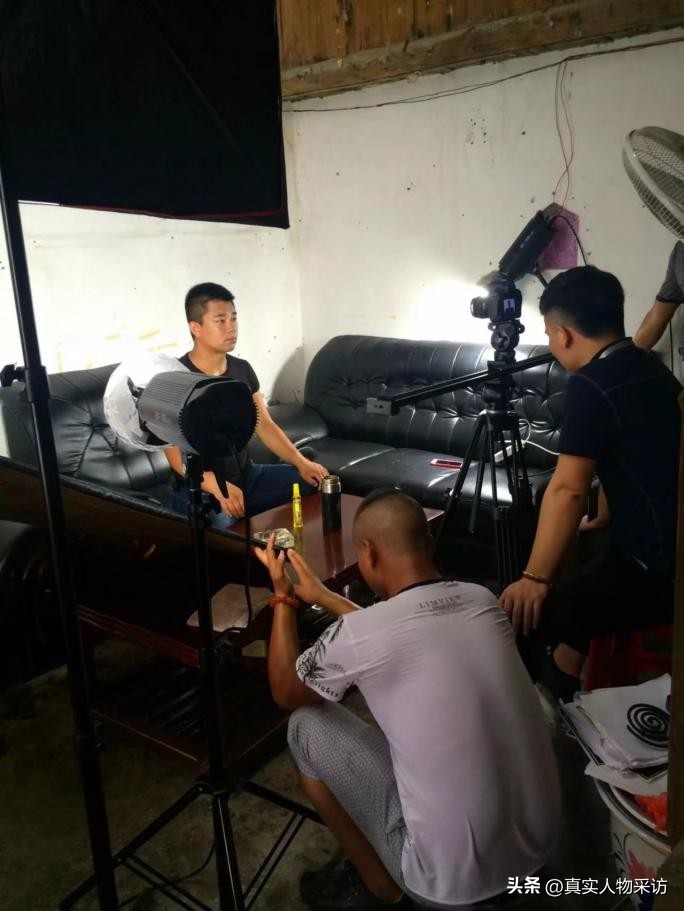 8090后的街头卖唱,13岁少年坚持7年陪父街头卖唱