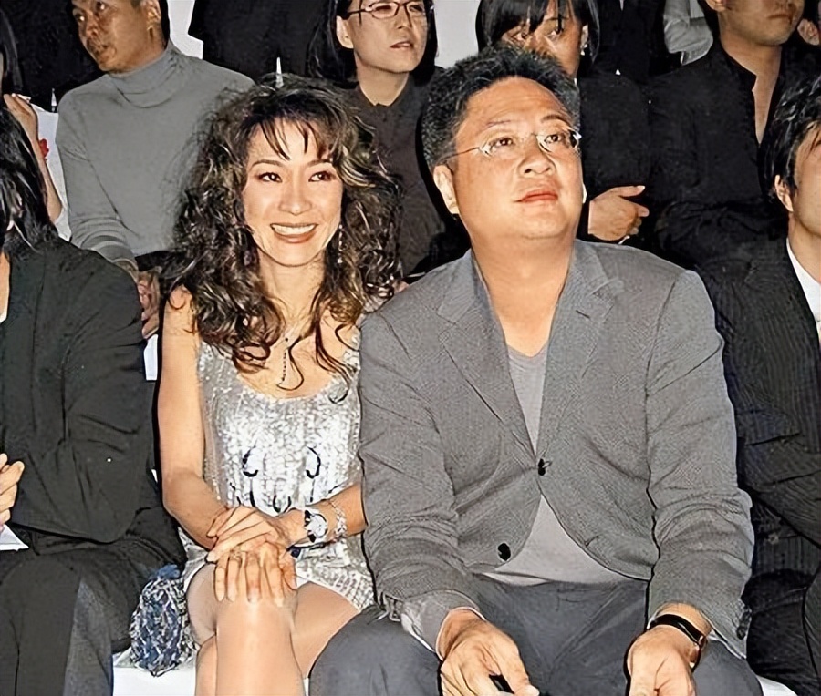 杨紫琼巴黎赏秀与未婚夫出席活动,杨紫琼霸气金球奖