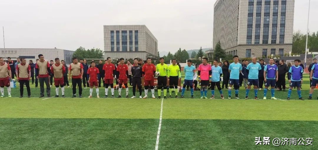 瞧瞧～警察队伍里的“足球小子”！