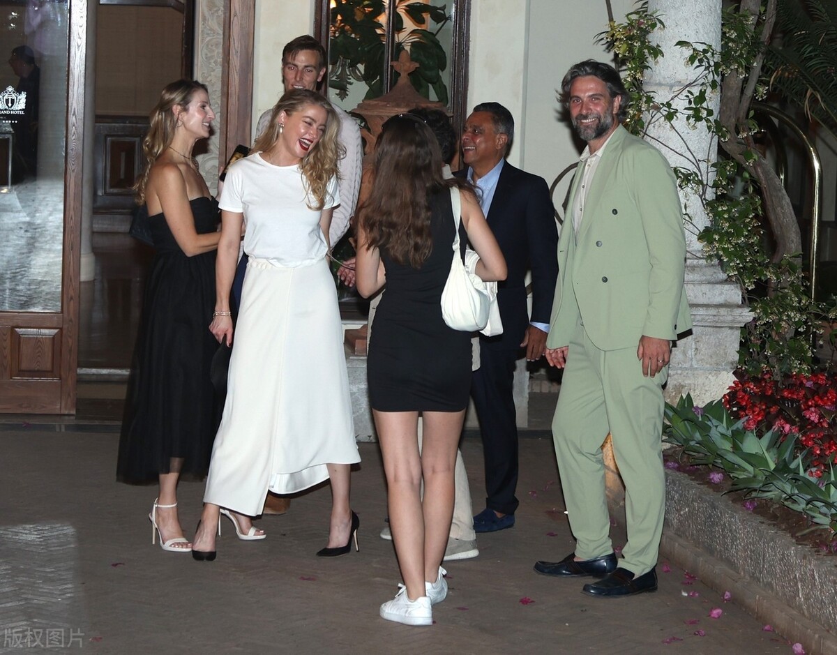 人间*物尤**艾梅柏和帅大叔聊嗨了，本人巨好看，网友：好心疼德普！