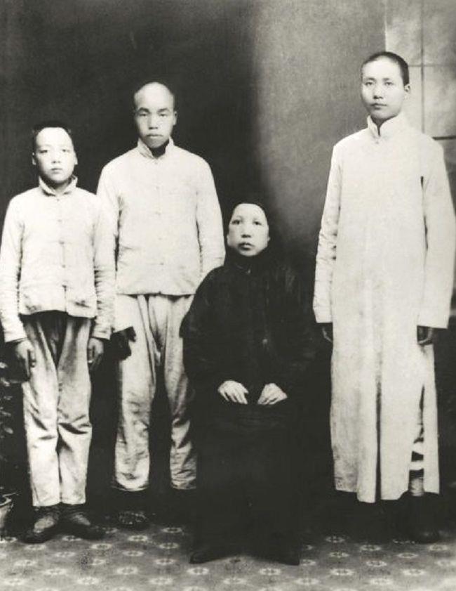 1959年，毛主席站在父母破旧的坟前：别修了，我走了，给我种土