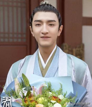 水润嫩滑的嘴唇,水润的嘴唇和干瘪的嘴唇对比