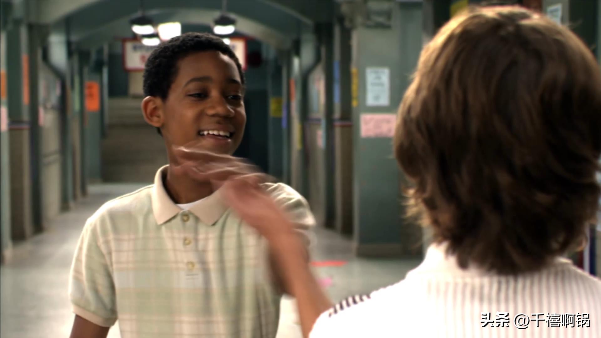 走在街上遇见强盗该怎么办?网友:当然是凉拌啊!