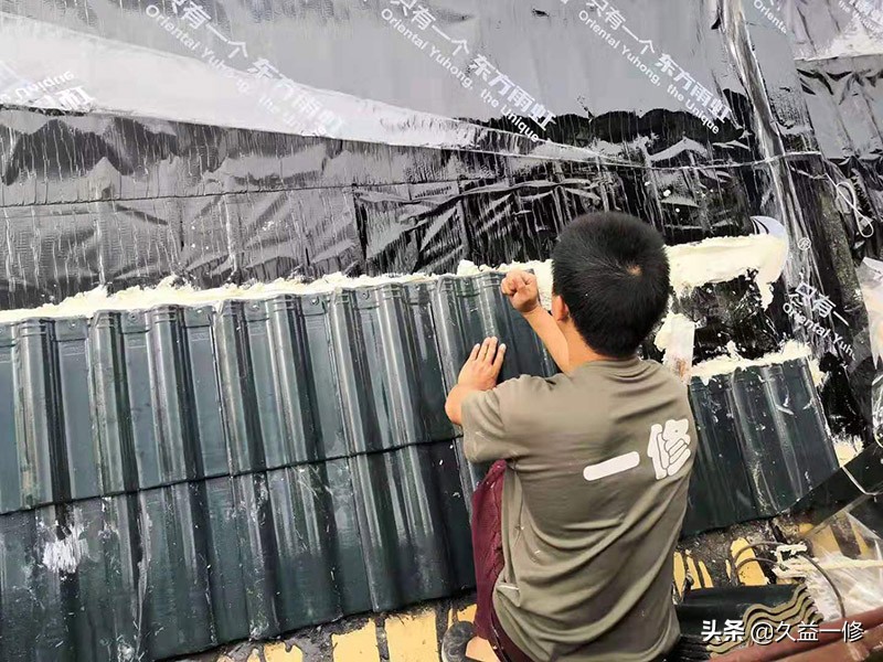 10多年的楼房漏水应该由谁处理,顶层新房总是漏水怎么投诉