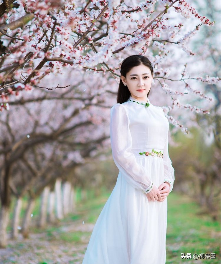 拍照时显瘦的最佳姿势,教你九个超实用的拍照显瘦的技巧