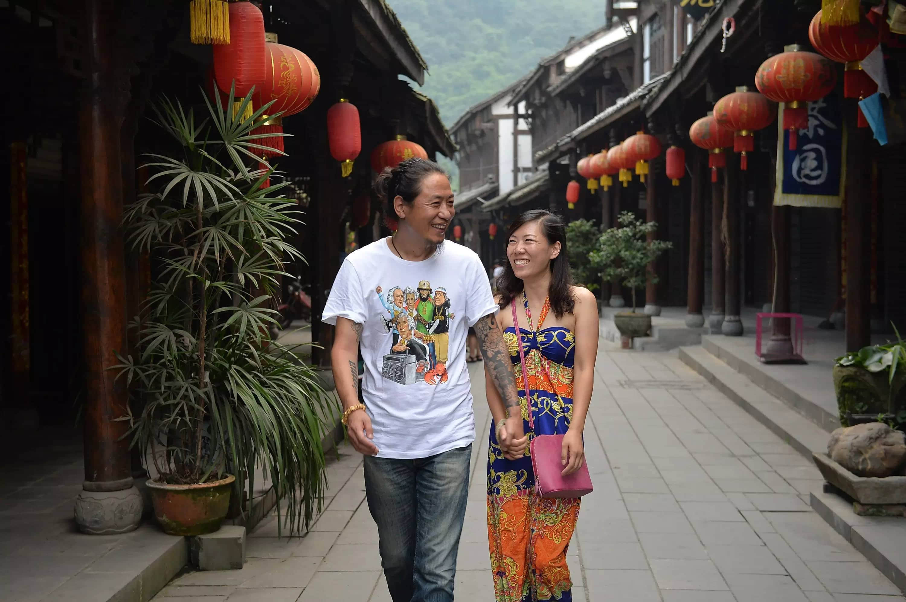 郑州女老师裸辞看世界，开民宿结婚生女，8年后被6岁女儿上了一课