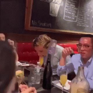 伴娘抢了新娘风头躲角落,伴娘躲在角落玩手机很漂亮