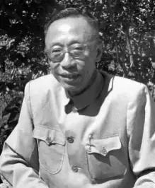 溥仪最后葬在哪里了,中国第一位皇帝溥仪