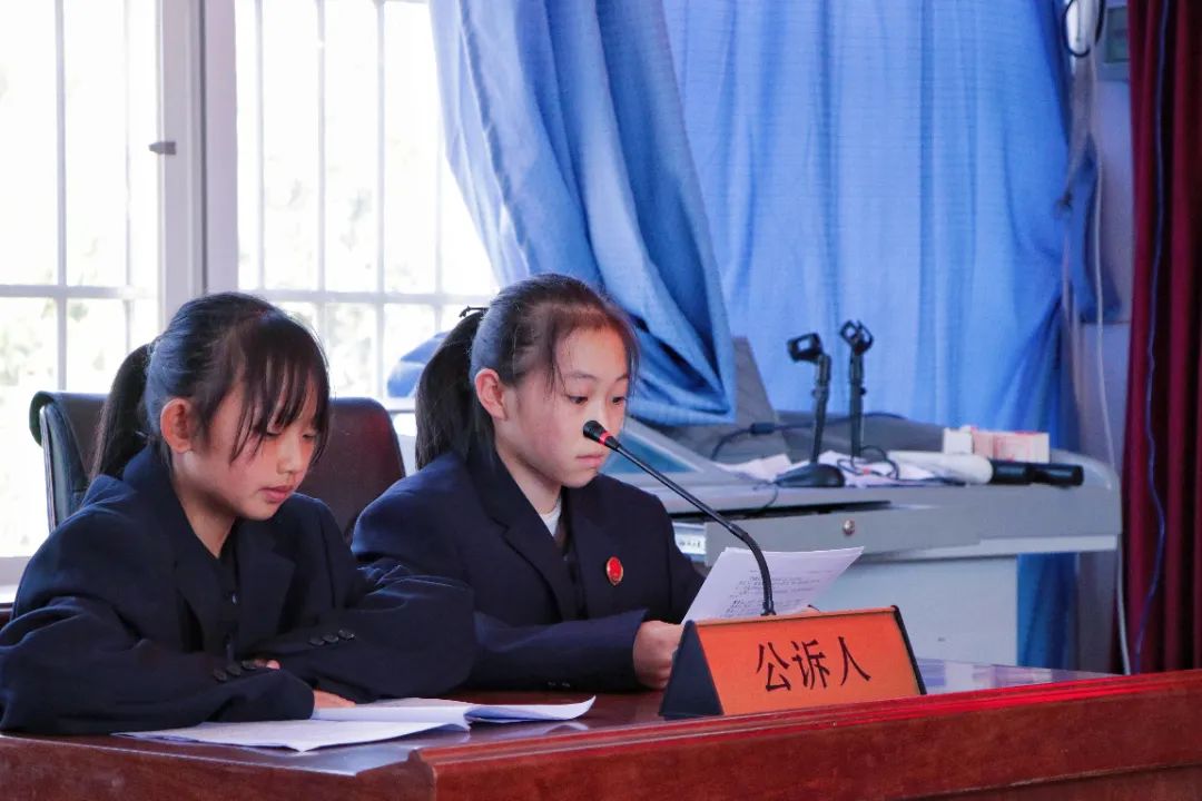 普法强基|小学生“当了*法大**官”——牟定县安乐中心小学开展“以案释法”模拟法庭进校园活动