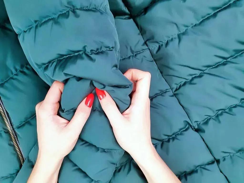不能干洗的羽绒服怎么清洁,羽绒服不能水洗怎么清理