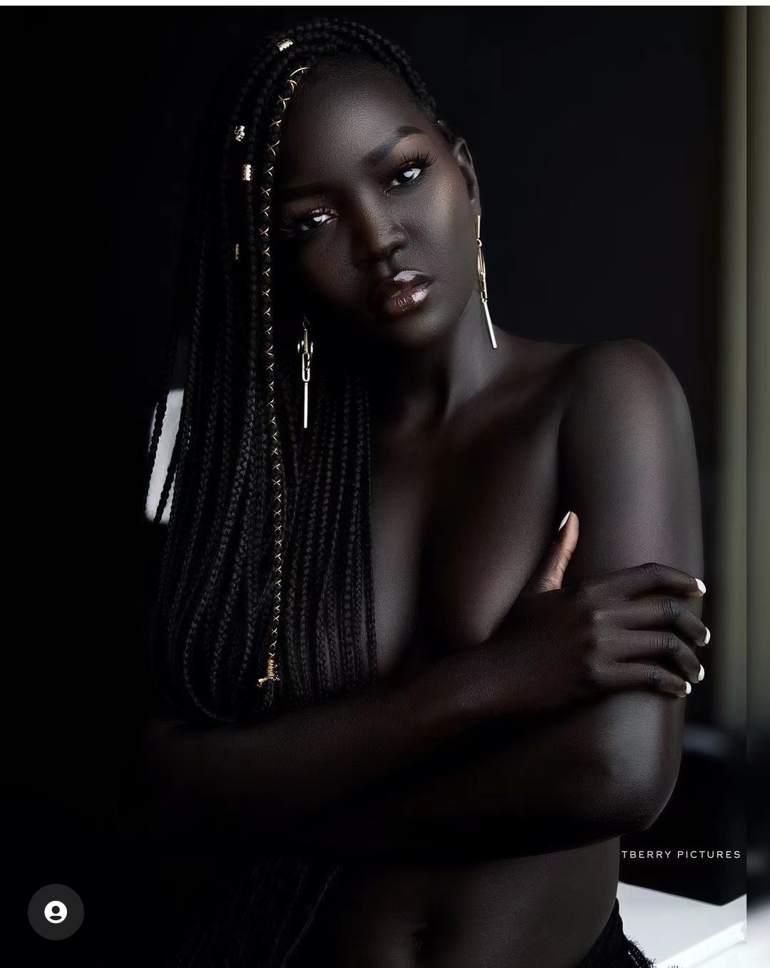 世界最黑模特：经历战乱、难民营，为何逃到美国后，她差点自杀？