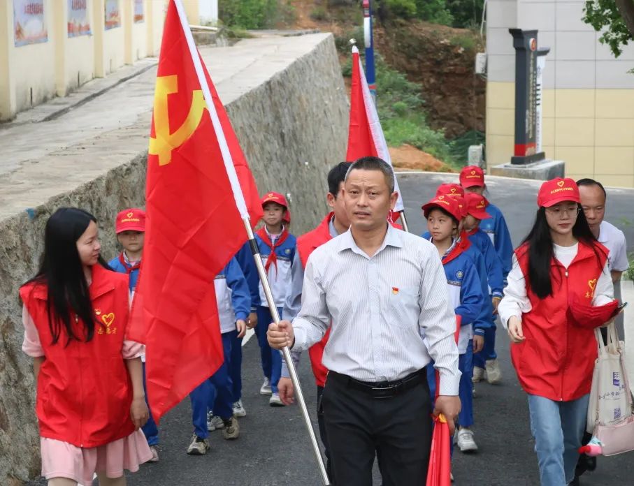 南康赤土民族小学,南康区赤土民族中心小学六年级