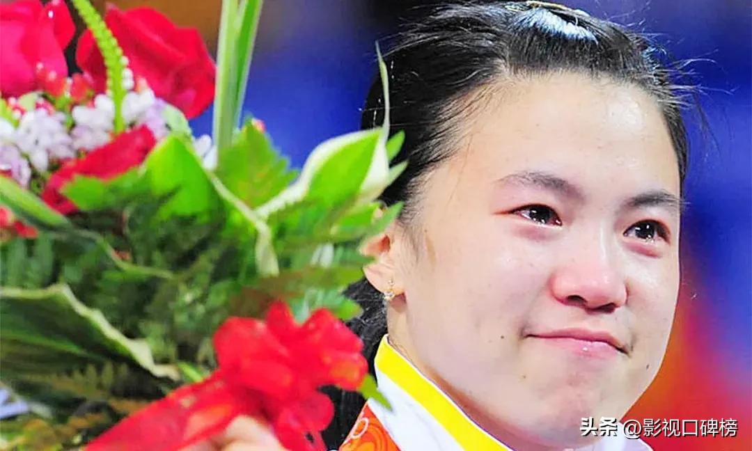 李湘全家现身英国,李湘和女儿在英国购物