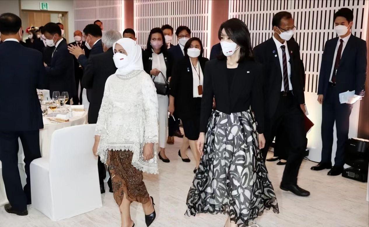 韩国第一夫人英国照,50岁韩国第一夫人亮相巴黎