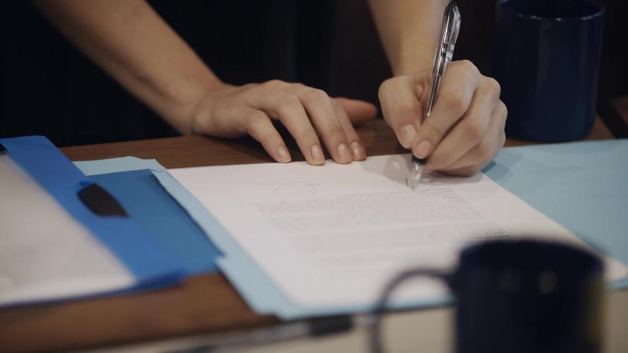 青年男导演拍摄小黄片,每集投资3万,男女主:快给我们拍吐了