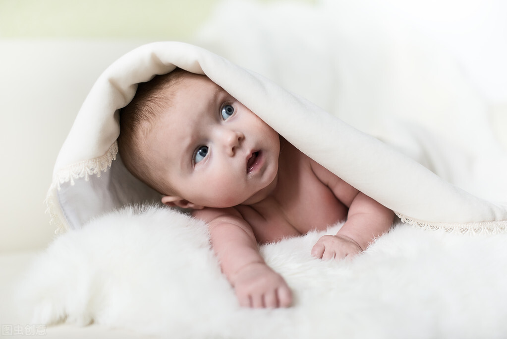 两个多月的宝宝怎么培养智力,怎么和八个月的宝宝互动