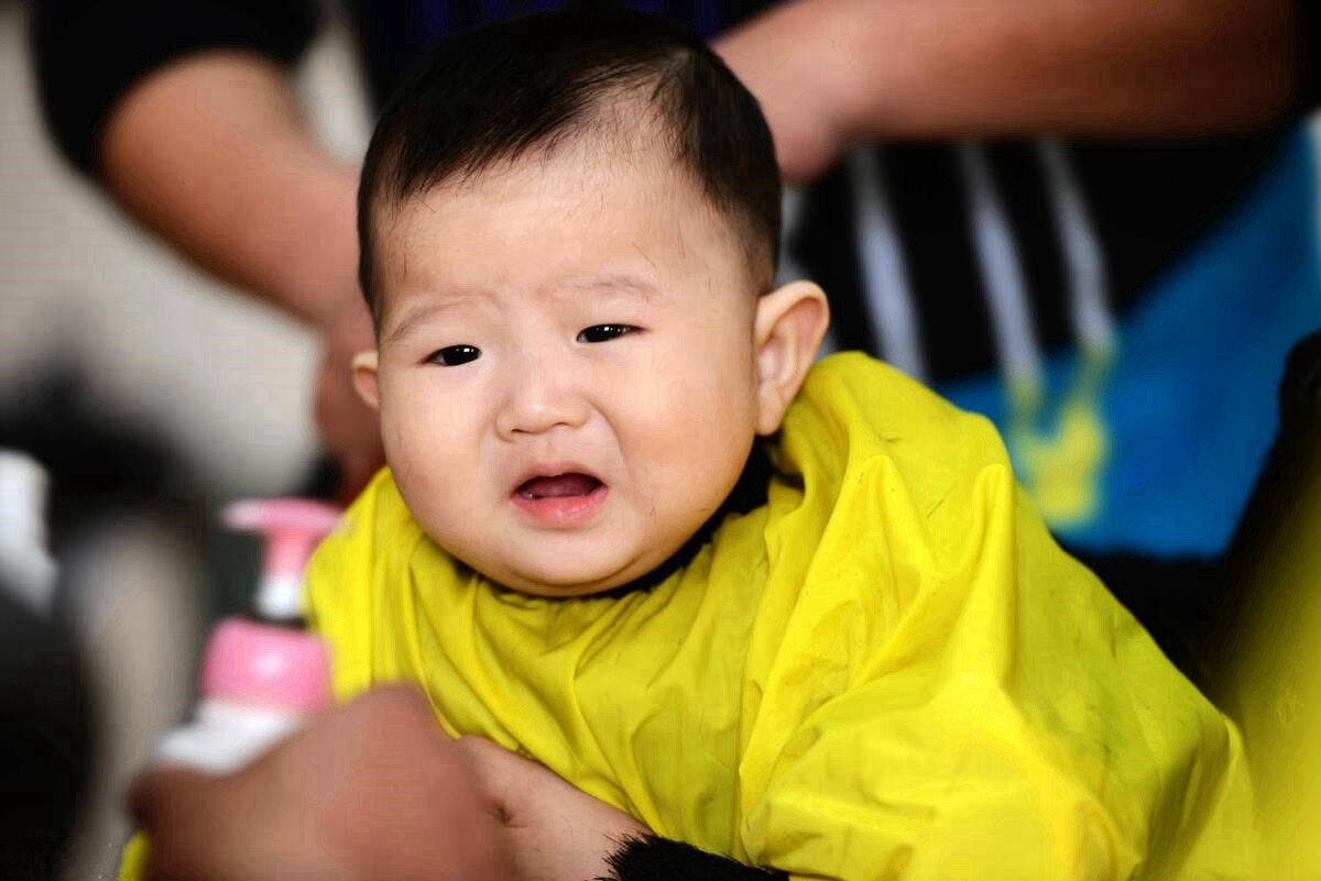 天气热怎么给宝宝理发,天气热孩子去理发店理发