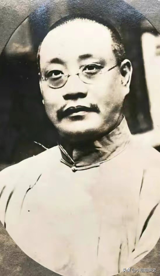 在饭桌前站24年的小妾，因儿及第有了座，出殡时儿躺棺盖：走正门