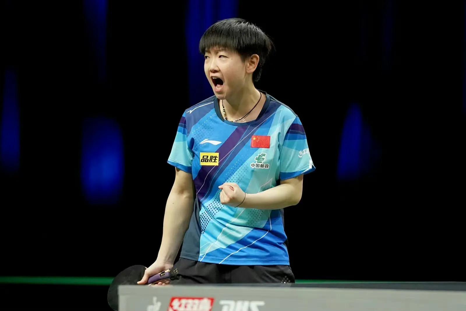 恭喜孙颖莎成功捧起冠军奖杯视频,孙颖莎登顶女单世界第一新闻